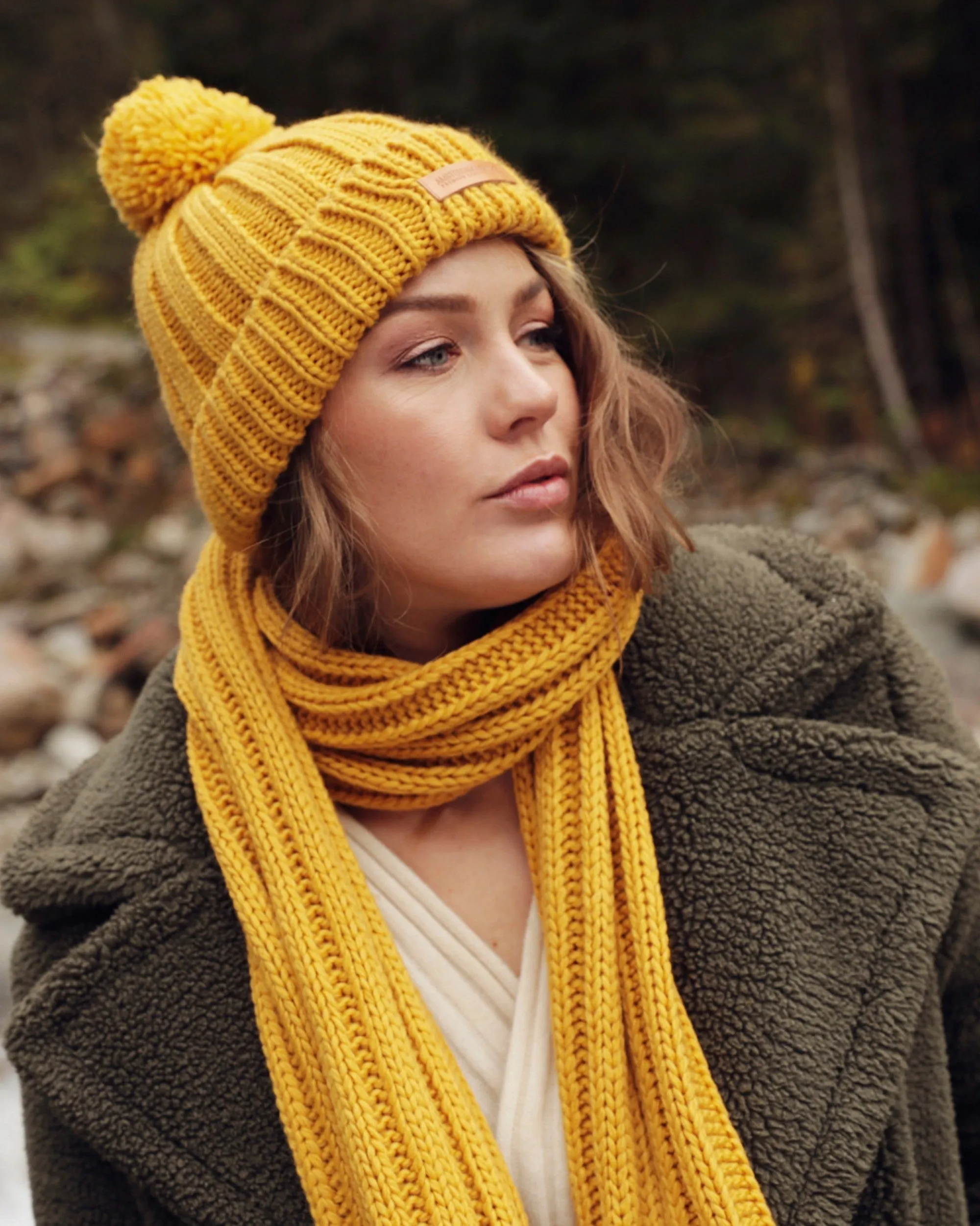 Demi | Chic Rib Knit Beanie With Faux Fur Pom