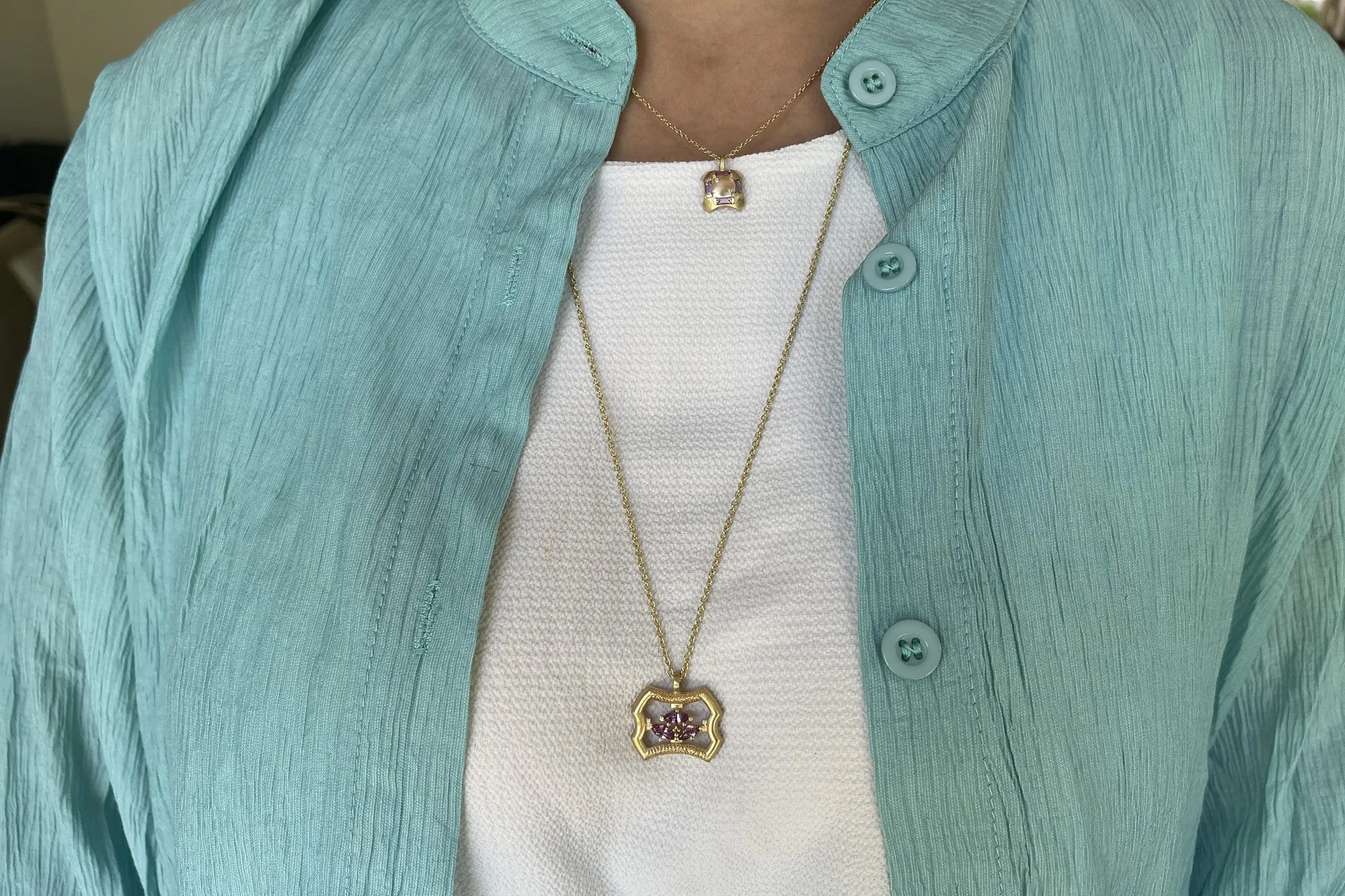 Gold Necklace with purple Sapphire