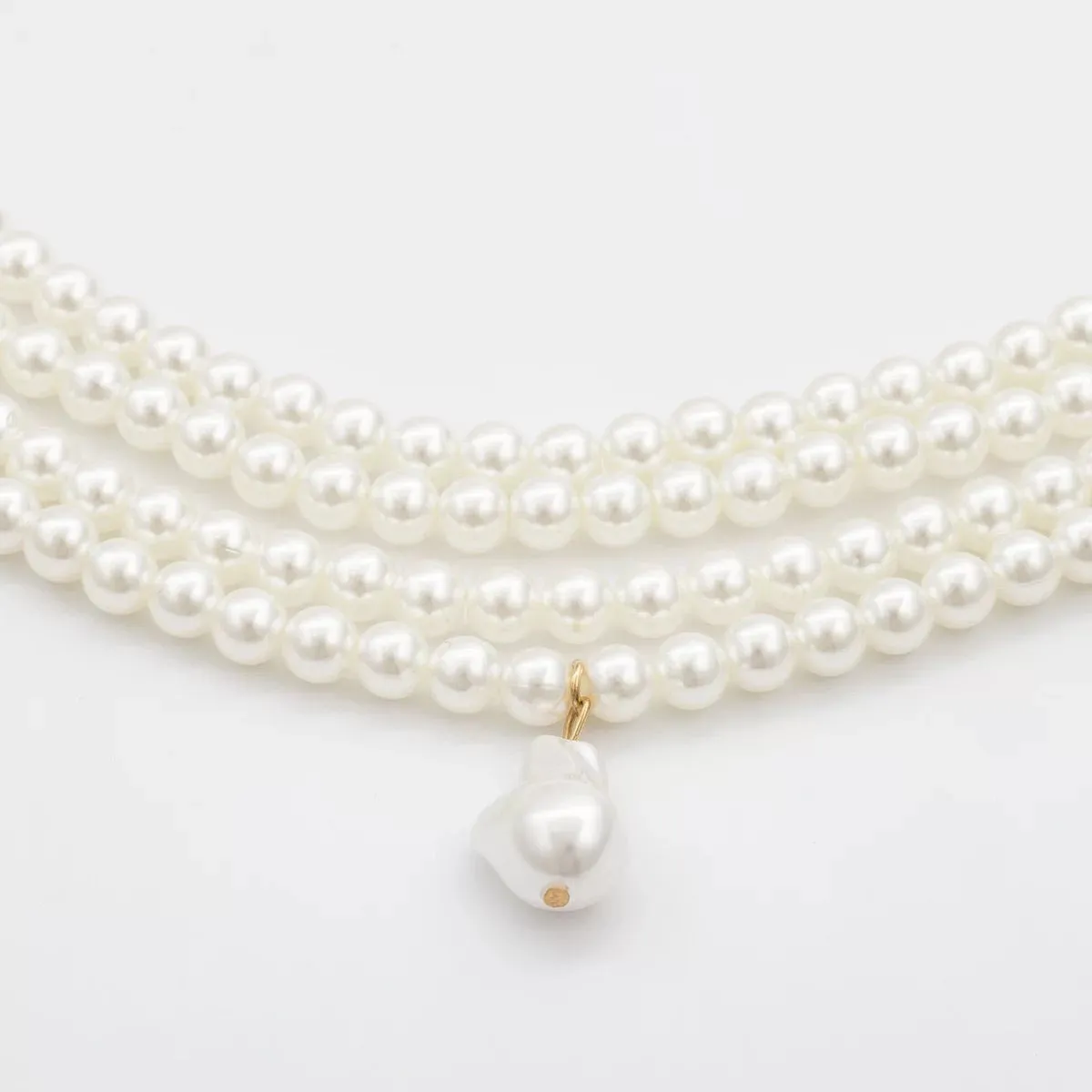Wide Pearl Choker With a Shell
