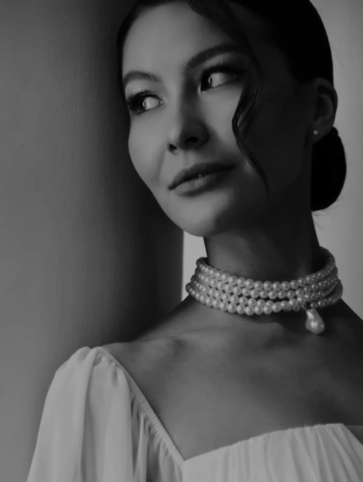 Wide Pearl Choker With a Shell