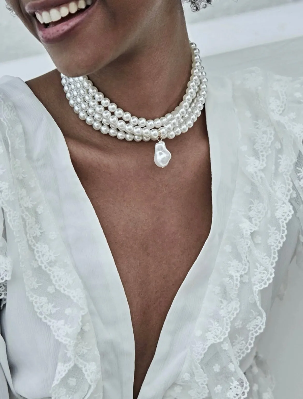 Wide Pearl Choker With a Shell