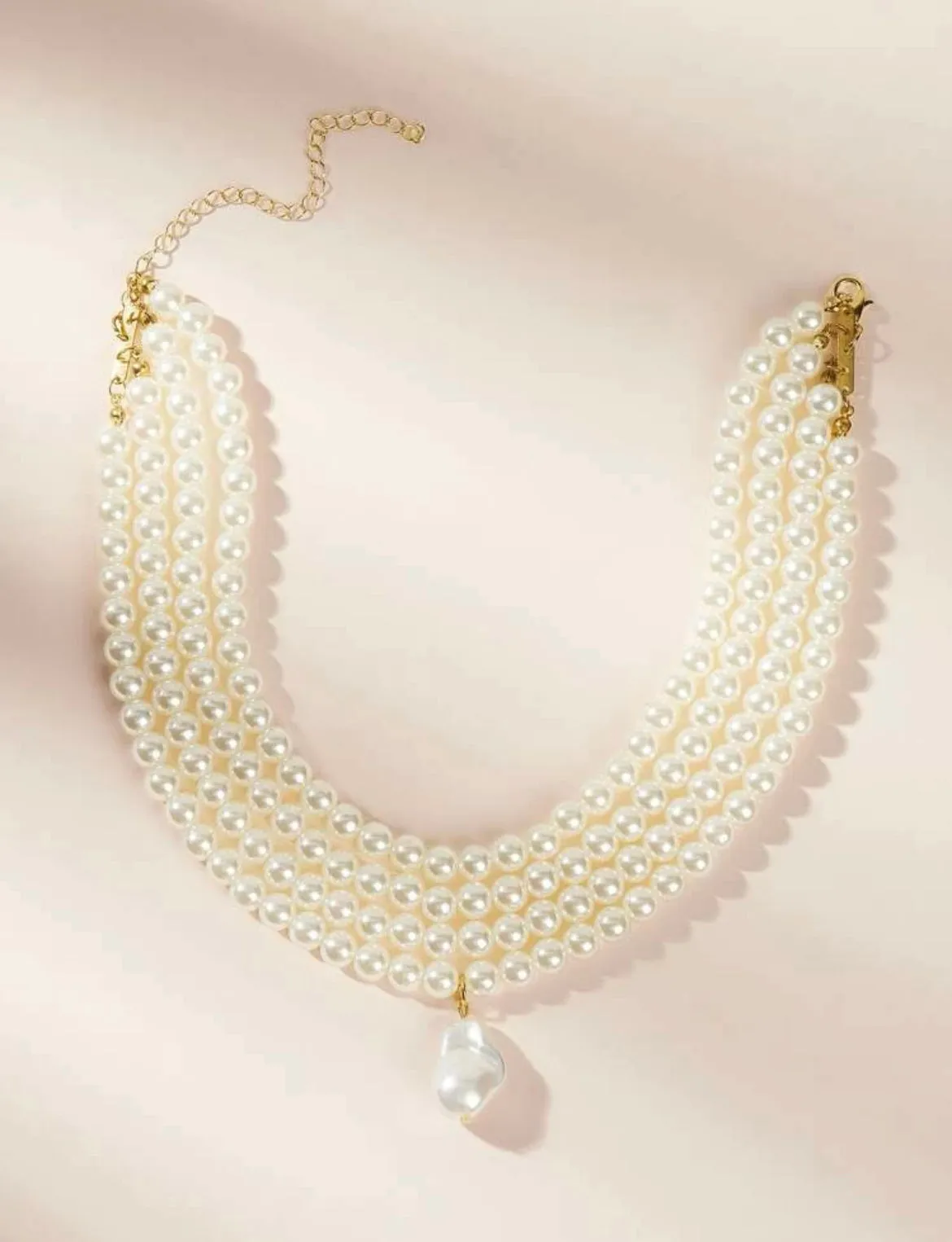 Wide Pearl Choker With a Shell