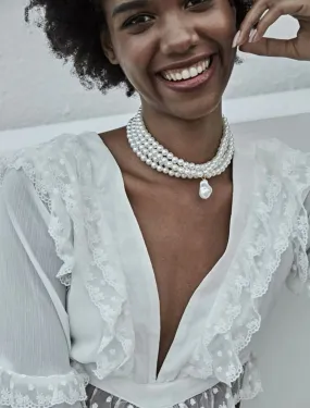 Wide Pearl Choker With a Shell