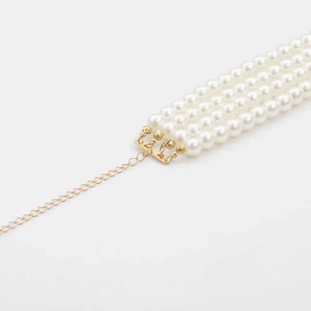 Wide Pearl Choker With a Shell